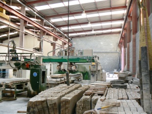 Unha imaxe do interior da nave de Marbar, en Tomi&ntilde;o