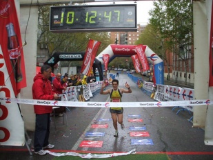 A ribadense Ana Mar&iacute;a Ferrad&aacute;s, entrando na meta