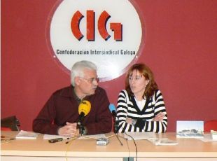 Luciano Villar e Dolores Mart&iacute;nez, nunha xuntanza coas traballadoras do t&eacute;xtil / Imaxe: CIG