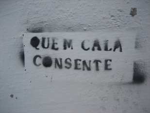 Pintada contra a violencia machista, nunha parede en &Eacute;vora (Portugal) / Flickr: ninaoddvik