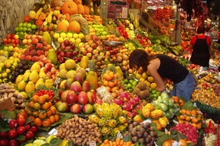 Unha boa dieta vexetariana debe contar coa froita no men&uacute; diario. Na imaxe un posto de froita en Barcelona