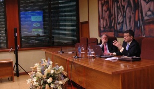 Xos&eacute; Posada (dereita) durante a conferencia, co catedr&aacute;tico Lu&iacute;s Caram&eacute;s