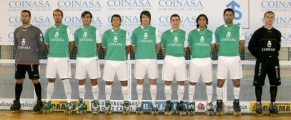 Foto de familia do cadro de xogadores do Liceo, cos pat&iacute;ns postos