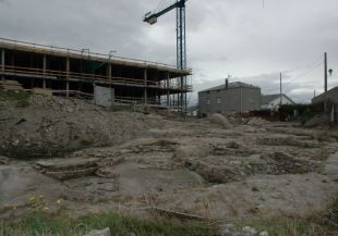 Imaxes da construci&oacute;n dun primeiro edificio na zona que ocupaba o castro, na Atalaia, en San Cibrao