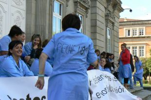 As operarias esperaron no exterior do edificio a seren recibidas / Foto: Z&eacute;lia Garcia (clique para ampliar)