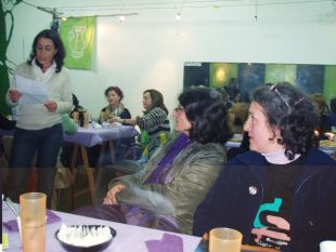Momento no que Celia Balboa descobre a homenaxe a Lidia Senra, quen, at&eacute; ese momento pensara que estaba s&oacute; nunha charla sobre soberan&iacute;a alimentaria