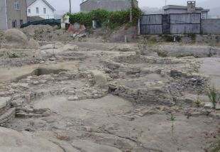 Recinto castrexo en San Cibrao afectado pola construcci&oacute;n de edificios / Imaxe: A. Rodr&iacute;guez