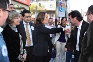 Candidatos do BNG pola provincia e outros cargos do BNG acompa&ntilde;aron o Quintana. Na foto, bromeando con Teresa T&aacute;boas (clique para ampliar)