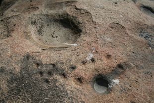 Na zona xa foron atopados uns petróglifos, con forma de cazoleta