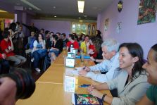 A candidata do BNG, Ana Miranda, e o seu voceiro nacional, Guillerme V&aacute;zquez, nunha xuntanza con estudantes