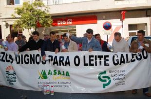 Os tres sindicatos protestando en Lal&iacute;n, baleirando varias botellas de leite franc&eacute;s