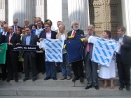 Os deputados vascos, catal&aacute;ns e galegos soste&ntilde;en as camisolas das s&uacute;as respectivas selecci&oacute;ns,&aacute; porta do Congreso / Imaxe: CiU