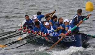 Unha imaxe da tripulaci&oacute;n moa&ntilde;esa da SD Tir&aacute;n en plena regata