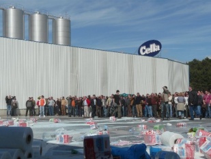 Ao finalizar a concentración, algúns gandeiros accederon ás instalacións e romperon varios cartóns de leite
