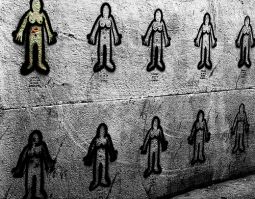 No muro, debuxados os corpos das mulleres vítimas da violencia machista en 2007, en todo o Estado / Flickr: alduntza