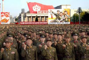 Soldados norcoreanos, desfilando o día que o país fixo a primeira proba nuclear, o outono pasado