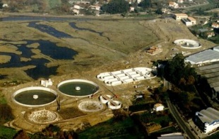 O informe ref&iacute;rese a puntos de contaminaci&oacute;n como a R&iacute;a de Ferrol (arriba) a de Vigo (aqu&iacute;, a depuradora do Lagares) e a do Burgo (abaixo)