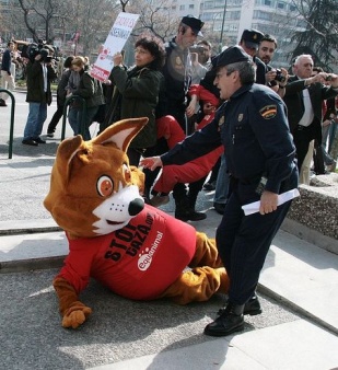 O raposo saboteador de Equanimal, Sabi, no medio da manifestación pola caza, en Madrid en marzo deste ano