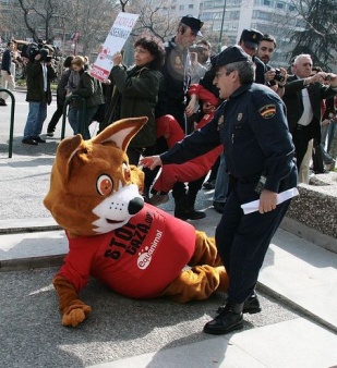 O raposo saboteador de Equanimal, Sabi, no medio da manifestaci&oacute;n pola caza, en Madrid en marzo deste ano