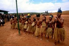 Os indíxenas de Serra Raposa do Sul, a celebrar a homologación das súas terras polo goberno brasileiro en setembro de 2007