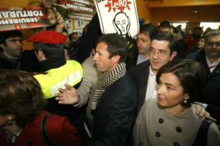 O candidato a lehendakari do PSE, Patxi L&oacute;pez, que foi increpado ao chegar ao colexio electoral / Imaxe: Deia