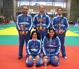 Sara &Aacute;lvarez, abaixo &aacute; dereita, nunha imaxe coa selecci&oacute;n galega no Campionato Estatal Absoluto, onde ga&ntilde;ou un bronce
