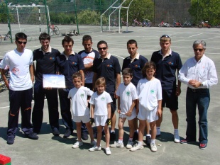 A equipa do Karpin posando con alg&uacute;ns dos cativos do Marcote