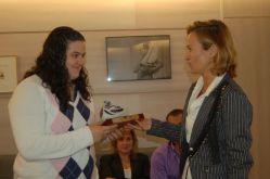 Marta Souto recibindo &aacute; judoca Sara &Aacute;lvarez