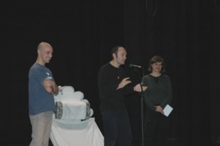 Jorge Padín, director de 'Boas Noites', xunto á directora do CDG, Cristina Domínguez, e Manolo Vázquez, actor e responsábel da música. Foto: L. R.