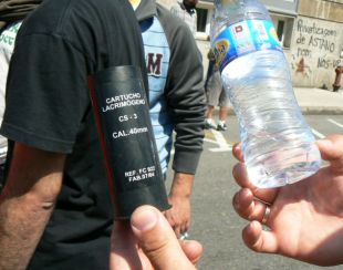 Amosando un cartuchos de gas lacrimóxeno lanzados pola policía / Imaxe: Zélia Garcia