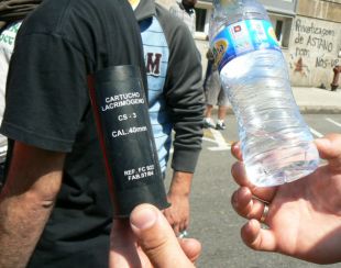 Amosando un cartuchos de gas lacrim&oacute;xeno lanzados pola polic&iacute;a / Imaxe: Z&eacute;lia Garcia