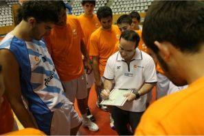 Diego Ocampo d&aacute;ndolle instruci&oacute;ns aos xogadores da selecci&oacute;n galega