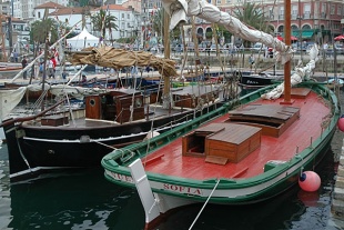 O Nueva Sofía e outros barcos fondeando nos pantaláns do porto de Curuxeiras, en Ferrol