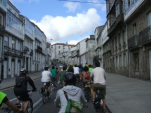 Participantes na I Masa Critica subindo a costa das Rodas, en Compostela / Foto: E. Colquhoun