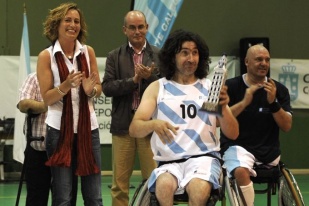 Arriba, momentos do encontro; sobre estas li&ntilde;as, Marta Souto entreg&aacute;ndolle o trofeo de campioa &aacute; selecci&oacute;n galega