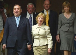 Alex Salmond coa s&uacute;a muller Moira, este m&eacute;rcores en Holyrood