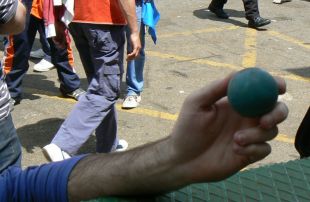 Imaxes dos enfrontamentos entre polic&iacute;a espa&ntilde;ola e operarios, na Avenida de Beiramar e fronte os estaleiros de Barreras / CIG