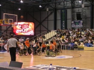 Imaxes dos baloncestistas galegos en cadeira de rodas, tomadas no torneo desenvolvido en Vilagarc&iacute;a o ano pasado
