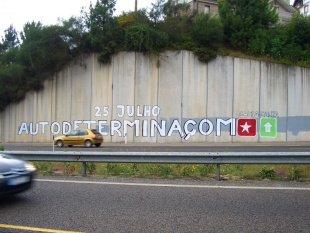 Unha pintada na autoestrada, feita nas v&eacute;speras do D&iacute;a da Patria