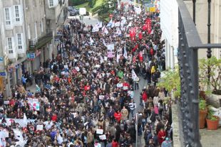 A manifestaci&oacute;n pouco despois das 12.15 horas (clique para ampliar)