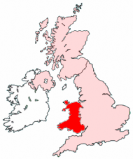 O Pa&iacute;s de Gales en vermello, dentro do mapa das illas brit&aacute;nicas