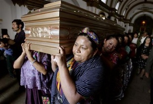 A candidata guatemalteca Rigoberta Menchú acompaña o cadaleito dunha muller asasinada durante a campaña electoral