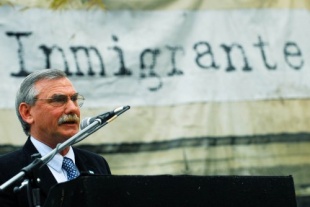 Ricardo Rodr&iacute;guez, Director Nacional de Migraci&oacute;ns falando no D&iacute;a do Inmigrante. Foto: Juan Roleri/T&eacute;lam