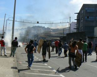 Facendo unha barricada na zona de Barreras, onde se trasladaron os operarios, seguidos pola policía / Imaxe: Zélia Garcia
