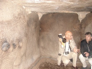 Charles-Tanguy Le Rux explicando no interior do cairn de Gavriniz / Foto: X. Mª Lema