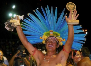 Varias imaxes do evento. Arriba nunha proba, abaixo o cacique da etnia Bororo-Boe / Fotos: Ag&ecirc;ncia Brasil
