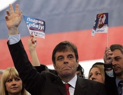 O primeiro ministro Vojislav Kostunica, no mitin de peche de campa&ntilde;a