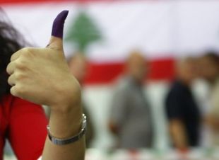 Co dedo tintado, despois de votar, no L&iacute;bano