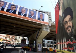 Os candidatos do Movmiento Patri&oacute;tico Libre, dirixido por Michel Aoun, perto dunha foto de Hassan Nasrallah, l&iacute;der de Hesbul&aacute;.