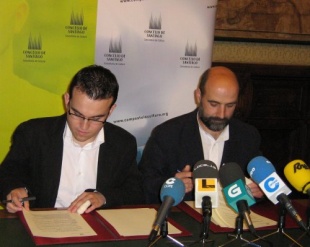 Carlos Call&oacute;n e N&eacute;stor Rego asinan o convenio